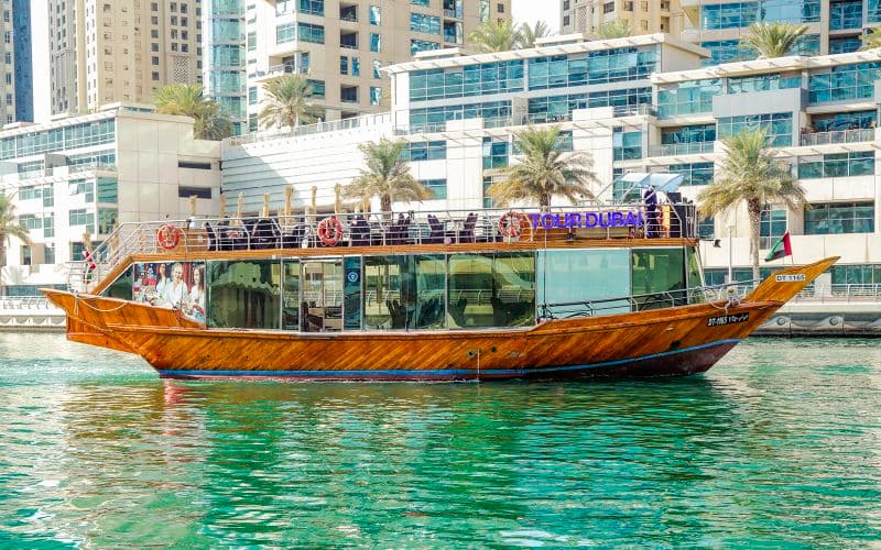 Billet À partir de Dubai Marina/Creek : croisière touristique de 1 heure en boutre avec boissons gazeuses illimitées