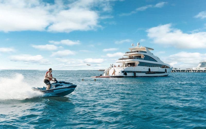 Billet Depuis le port de Dubaï : Croisière de 3 h sur un superyacht à 3 ponts avec repas, open bar et DJ