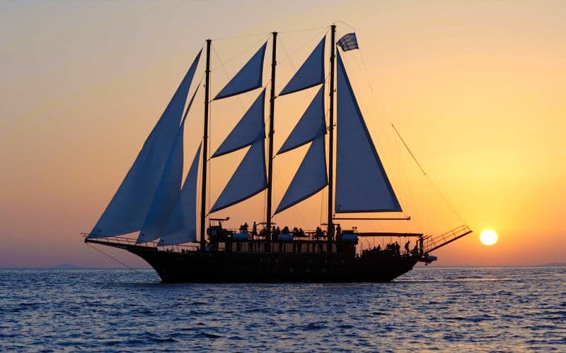 Billet Dîner croisière au coucher du soleil sur le volcan de Santorin et buffet ouvert avec navettes