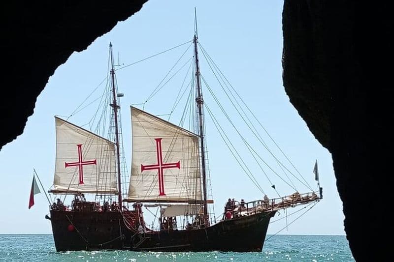 Billet Croisière en bateau pirate à travers les grottes de Benagil en Portimão