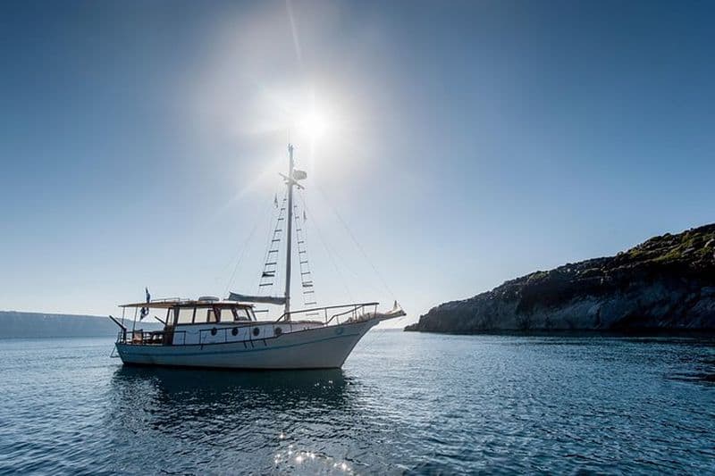 Billet Balade en bateau traditionnel avec déjeuner et vin à Santorin