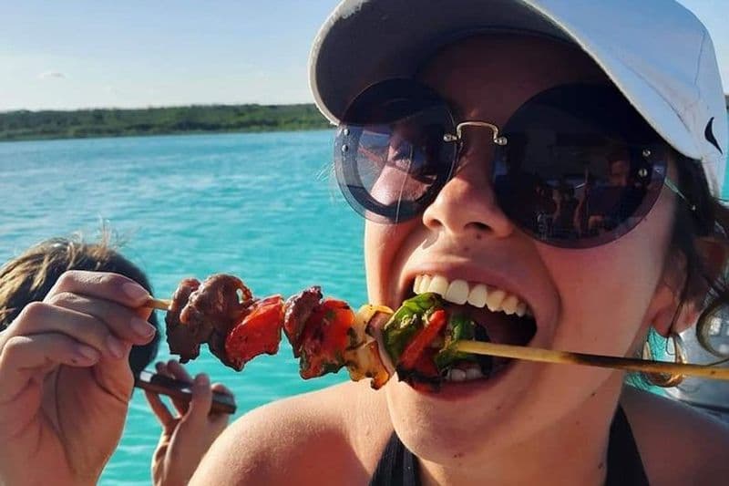 Billet Balade en bateau privé sur la lagune de Bacalar avec barbecue