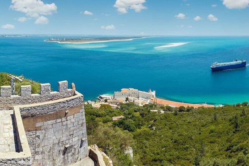 Billet Excursion à Azeitão, Arrábida et Sesimbra au départ de Lisbonne avec dégustation de vin