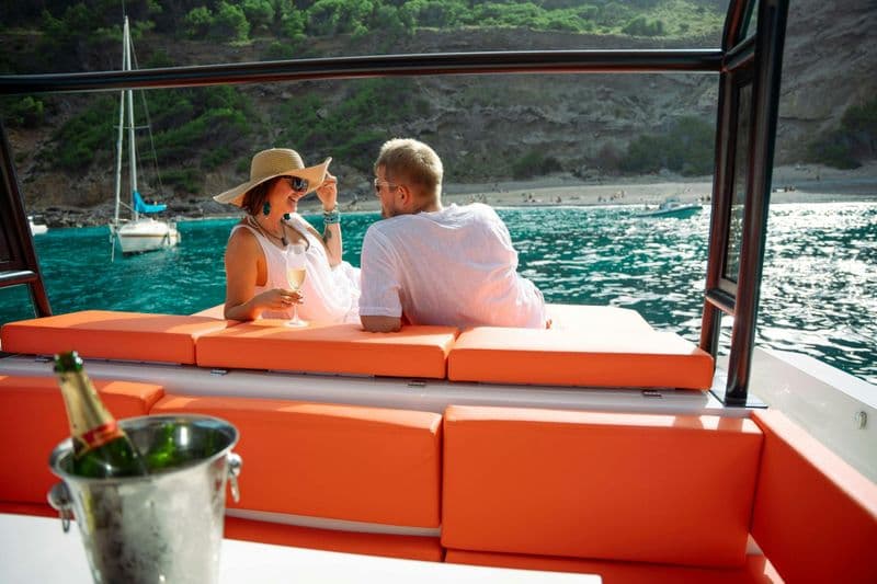 Billet Croisière au coucher du soleil sur la côte avec un verre de cava