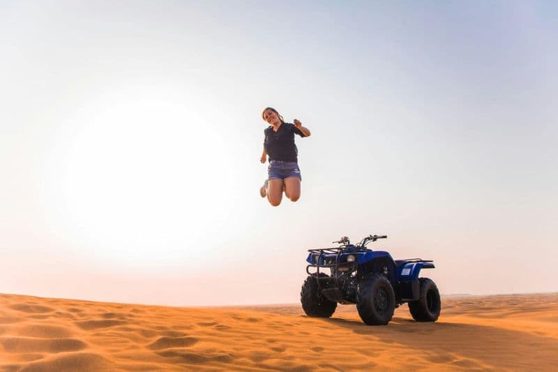 Billet Excursion en quad simple dans le désert de Dubaï avec sandboarding, promenade à dos de chameau et barbecue