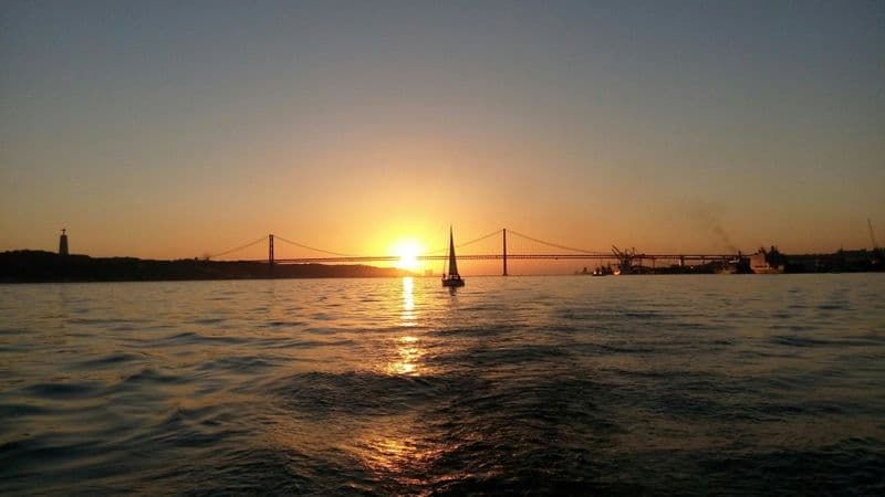 Billet Tour de voile de 2 heures au coucher du soleil à Lisbonne