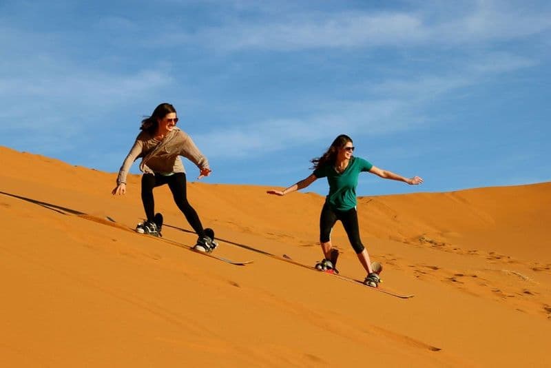 Billet Safari dans le désert de Dubaï : Planche à voile sur les dunes rouges, spectacle + dîner