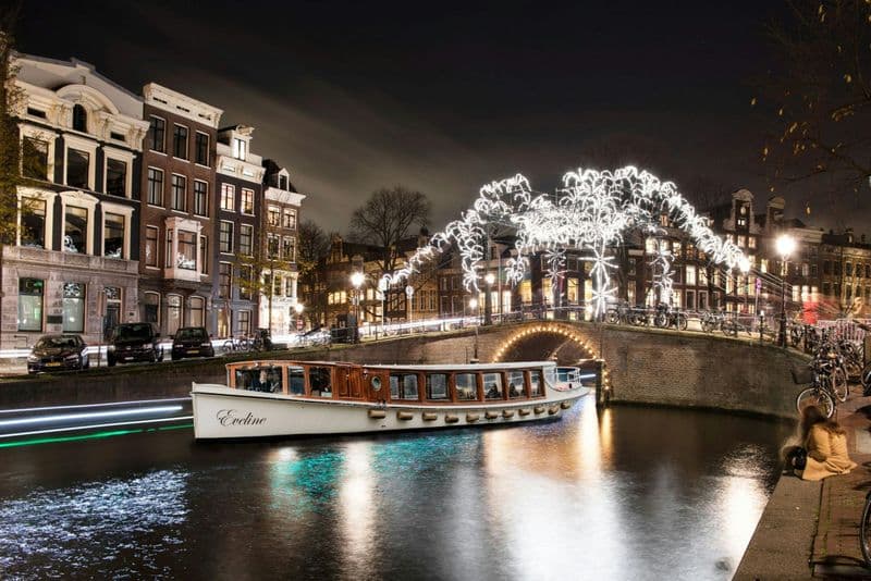 Billet Amsterdam Light Festival: Croisière en bateau salon + boissons illimitées en option