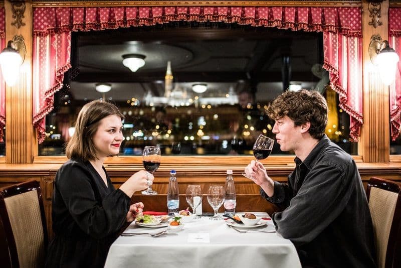 Billet Budapest : Dîner-croisière traditionnel hongrois avec musique en direct