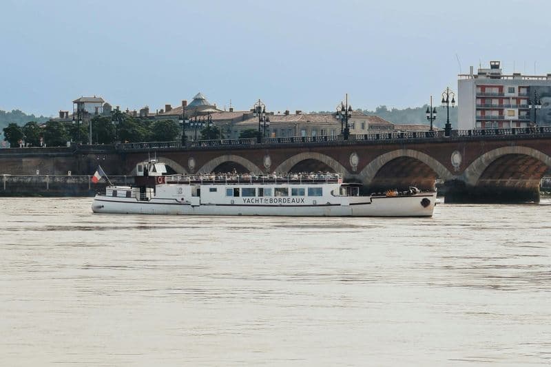Billet Bordeaux : Croisière guidée sur la Garonne avec un verre et un canelé
