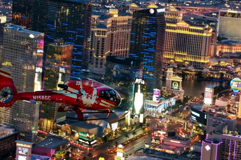 Billet Strip de Las Vegas et musée du néon : Vol de nuit en hélicoptère, billet d'entrée + transfert