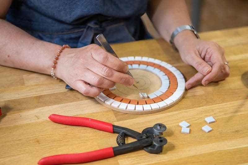 Billet Atelier - Réalisez votre dessous de plat en mosaïque