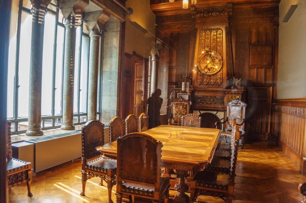 Mobilier d'époque du Palais Guell