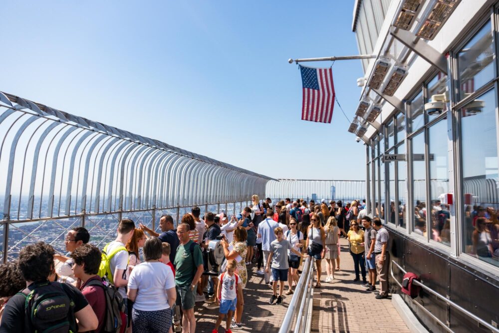 Touristes visitant l'Empire State Building