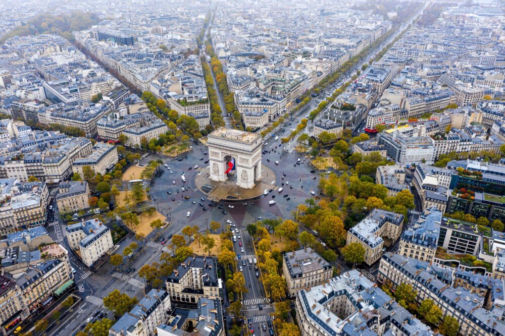 Vue aérienne de l'Arc de Triomphe à Paris