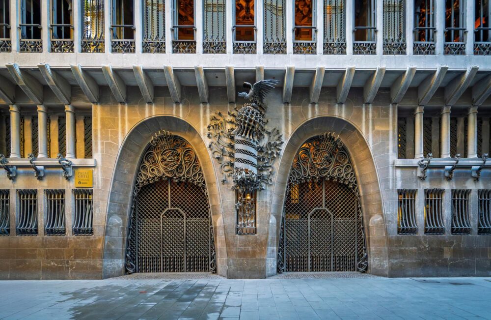 Façade et portail du palais Guell