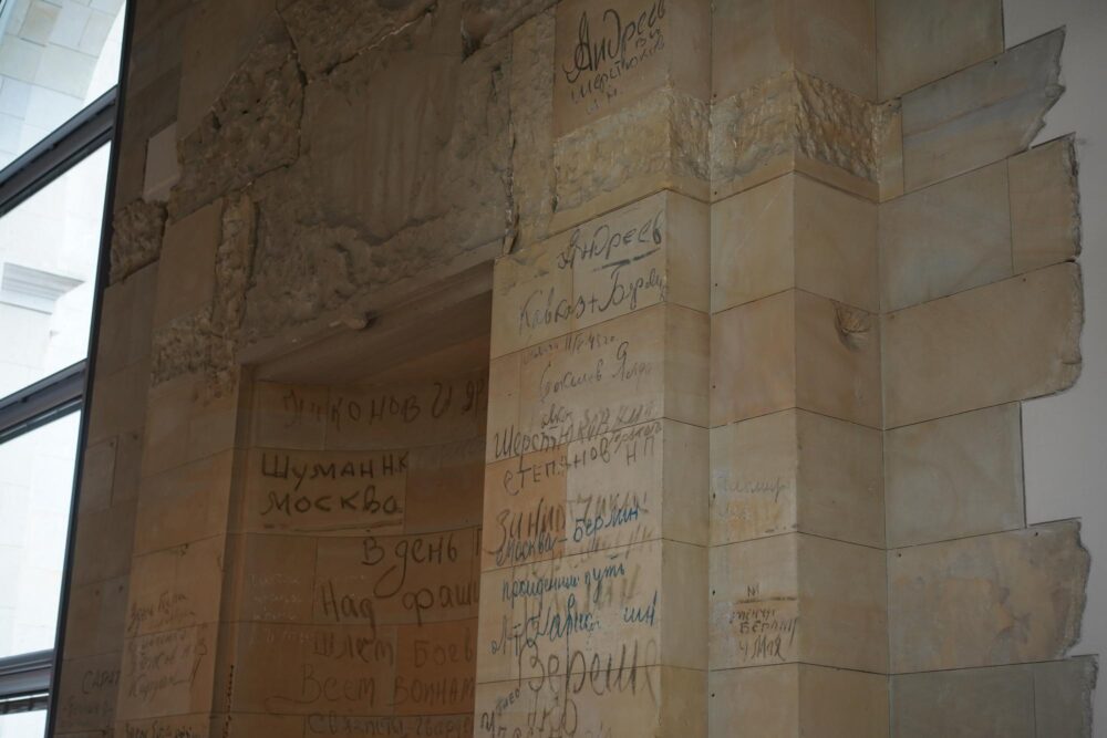 Graffitis soviétiques préservés au Reichstag