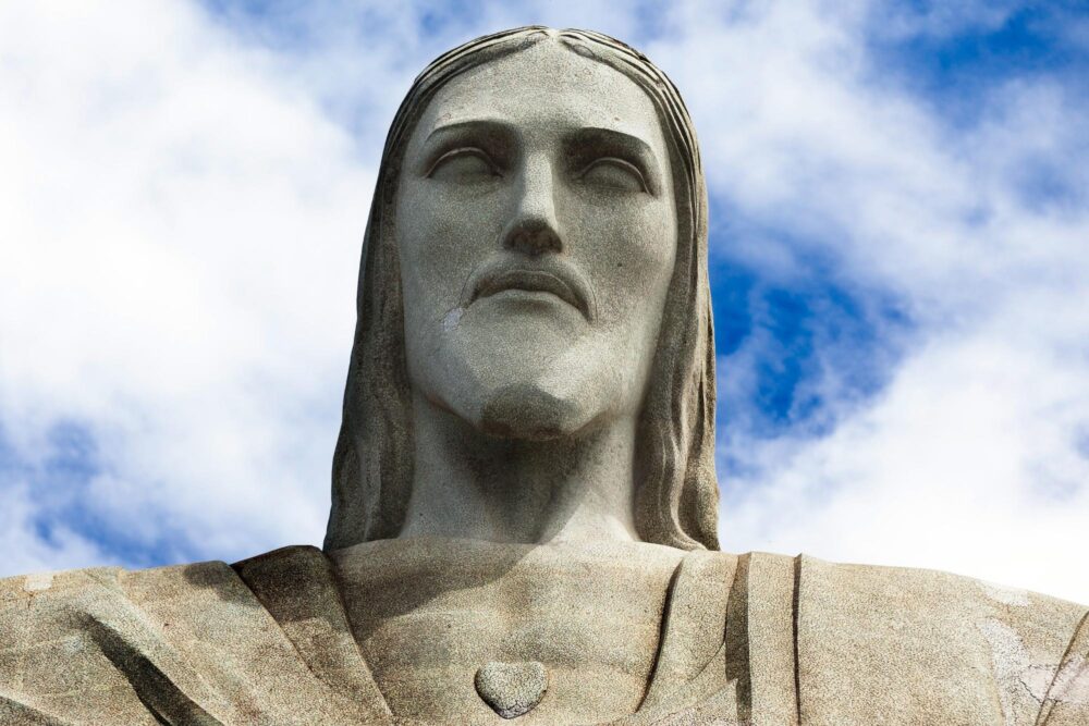 Gros plan sur le visage du Christ Rédempteur