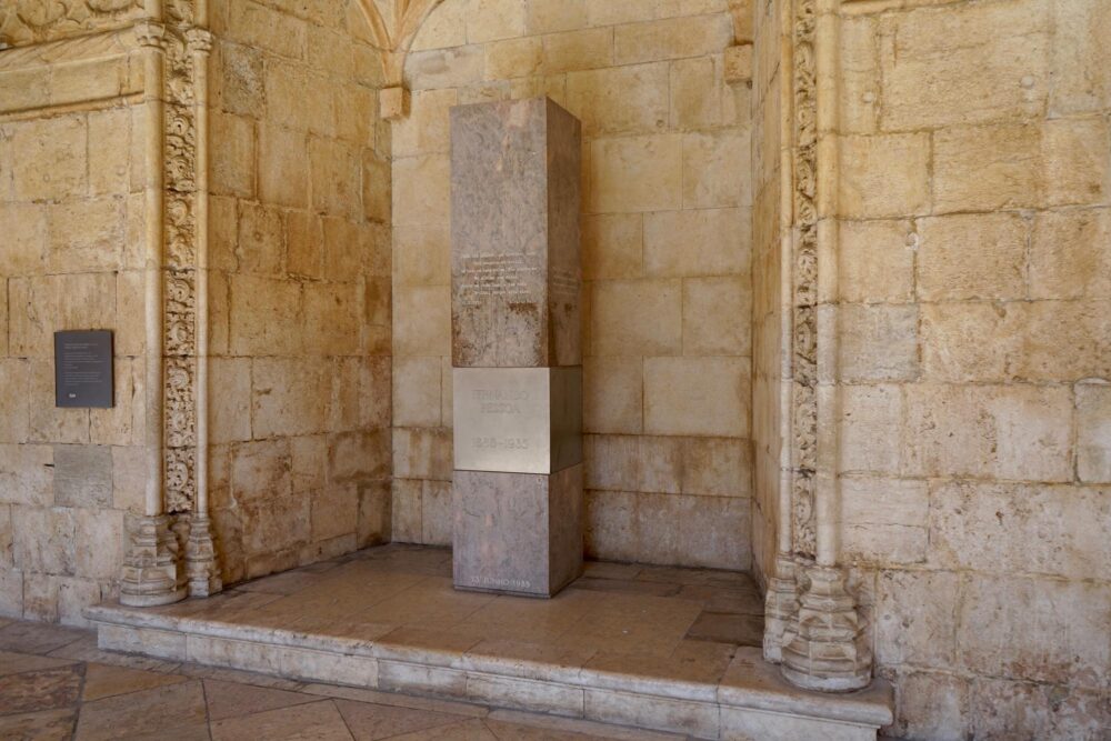 Tombeau du poète Fernando Pessoa