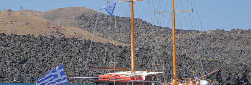 Balade en bateau dans la Caldeira de Santorin