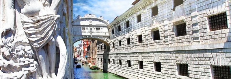 Balade en gondole au Pont des Soupirs et le long des canaux de Venise