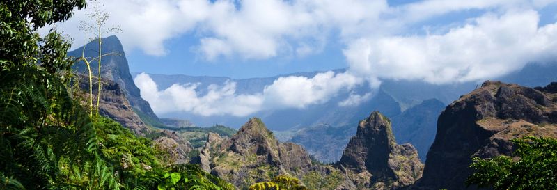 Randonnée guidée sur les remparts de Mafate autour du Maïdo