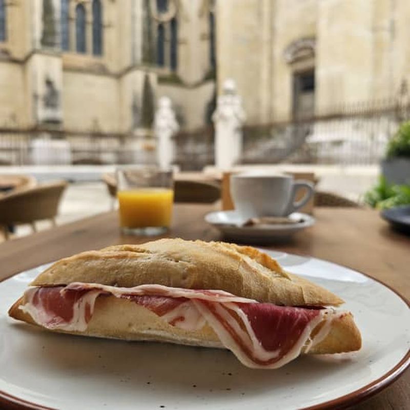 Petit-déjeuner avec vue sur la cathédrale de La Almudena