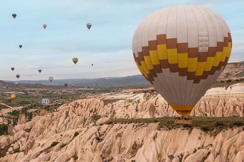 Göreme : vol en montgolfière au lever du soleil au-dessus de la Cappadoce