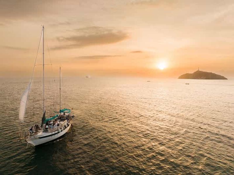 Billet Depuis Santa Marta : Excursion en voilier au coucher du soleil avec 2 boissons