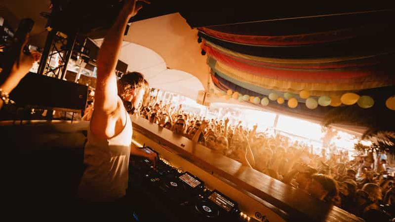 Billet Celebrate Australia Day in Ios with a ticket to a party at HQ. Enjoy a sausage sizzle, a long drink, and a lineup of local and international DJs.
Start your day with DJs and drink specials at HQ. Enjoy a sausage sizzle, 1 long drink to accompany drink spe