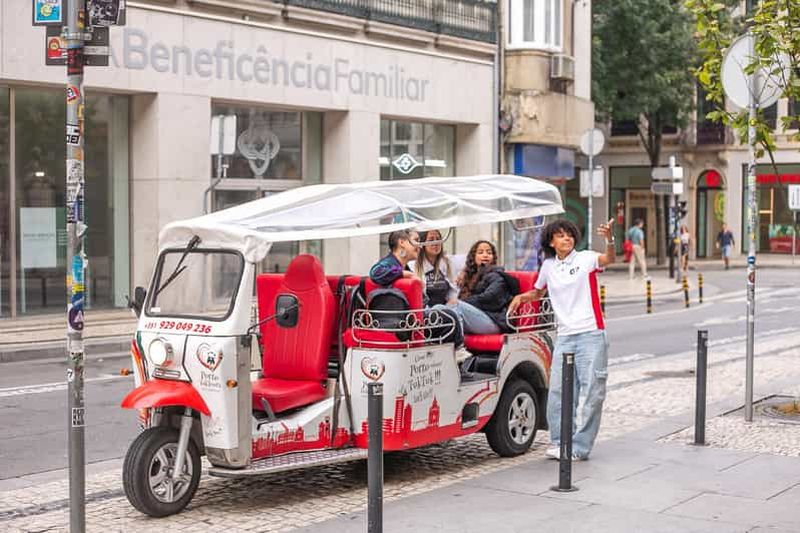 Visite de Porto en tuk-tuk : sites emblématiques + guide local (expérience privée de 3 heures)