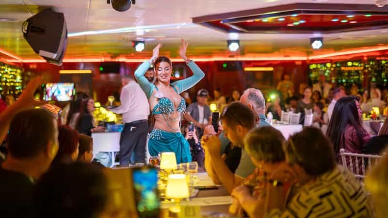 Istanbul : dîner-croisière sur le Bosphore avec table privée et spectacle