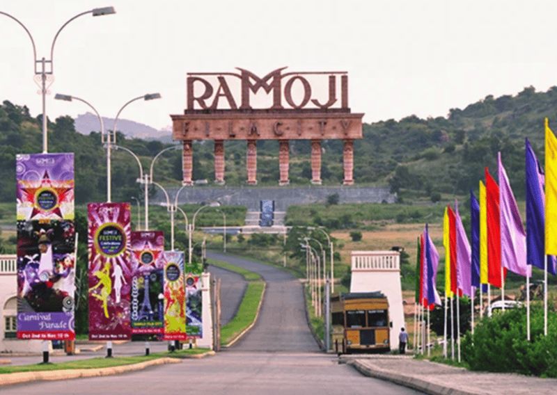 Excursion privée d'une journée en voiture à Ramoji Film City et au temple Sanghi