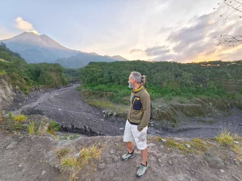 Yogyakarta : Borobudur (ascension du temple) et lever du soleil sur le mont Merapi