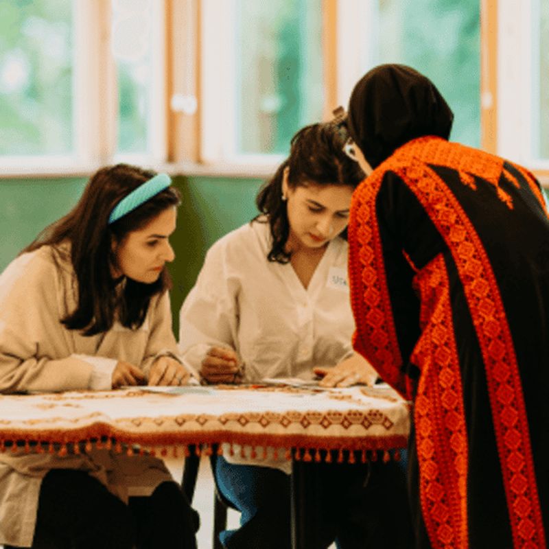 Amman : cours de broderie, visite de la citadelle et déjeuner jordanien