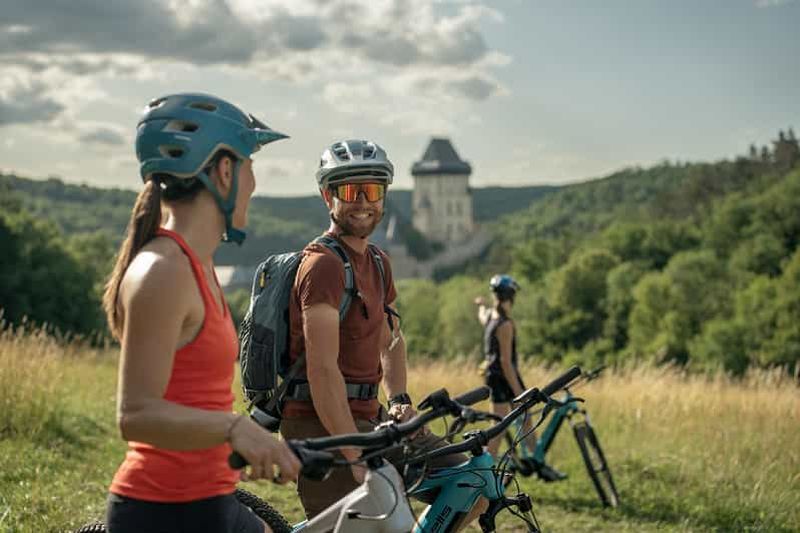 Excursion d'une journée en E-Bike au départ de Prague : le puissant château de Karlstejn