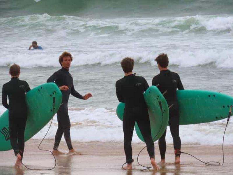 Lisbonne : cours de surf sur la plage de Carcavelos avec un surfeur professionnel