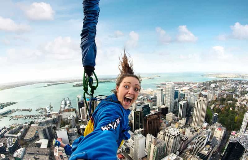 Auckland : SkyJump avec billet d'entrée à la Sky Tower