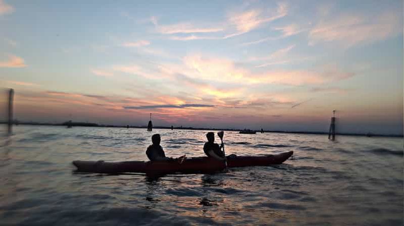 Venise : Excursion en kayak de nuit + coucher de soleil Kayak dans les canaux