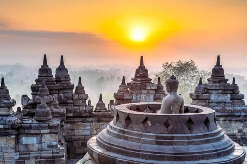 Yogyakarta ; Lever du soleil depuis le temple de Borobudur et Prambanan avec guide