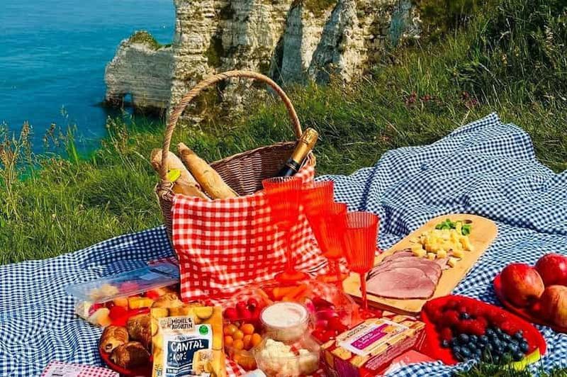 Paris : pique-nique sur les falaises d'Étretat et visite privative des jardins de Monet