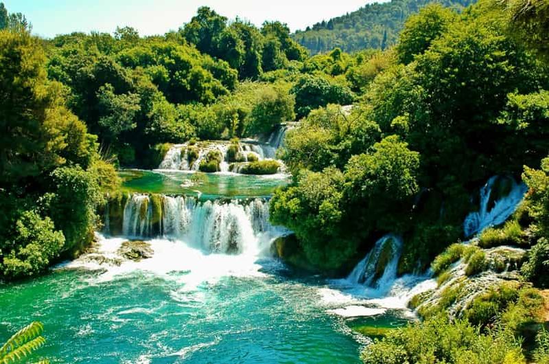 Depuis Zadar : visite d'une journée des cascades de Krka avec sortie en bateau et guide