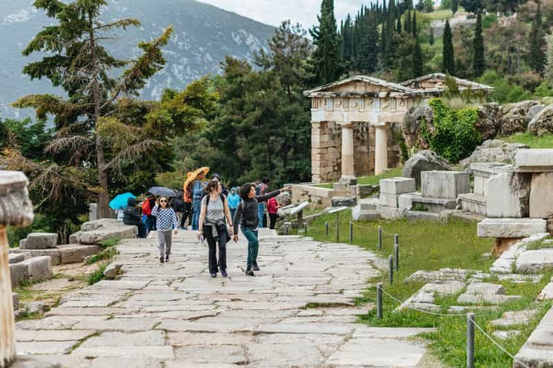 Depuis Athènes : excursion d'une journée en petit groupe à Delphes, musée et Arachova