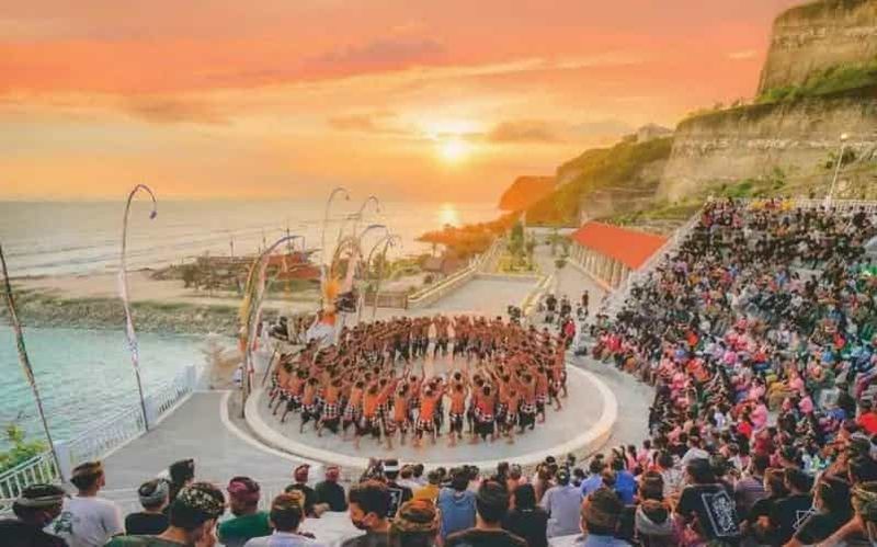 Uluwatu : coucher de soleil sur un temple, danse Kecak et dîner à Jimbaran
