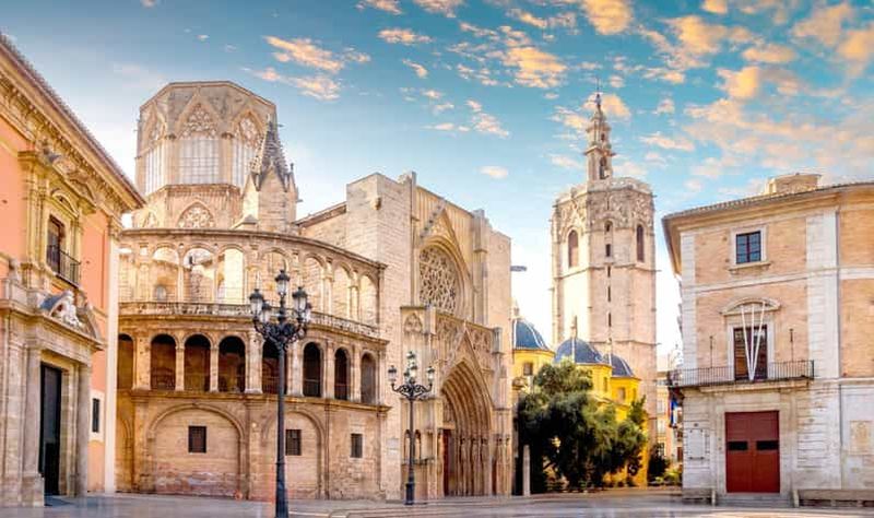 Visite de la cathédrale de Valence et du Saint-Graal avec accès direct