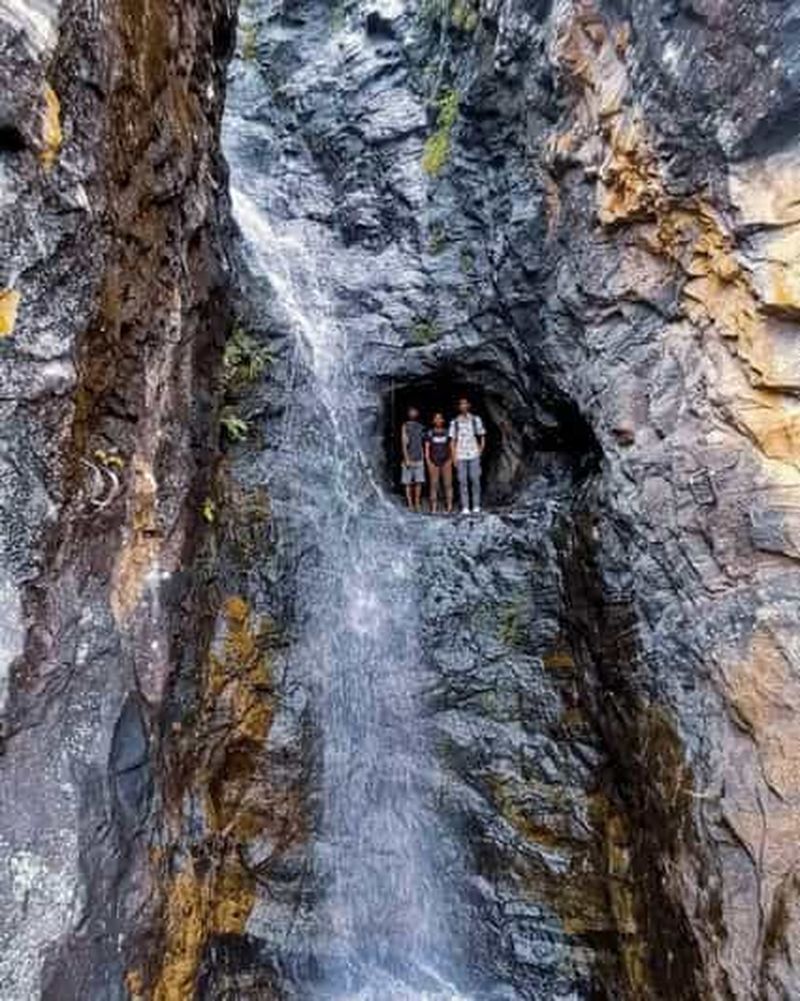 Kandy : temple de la Dent, train et cascade souterraine