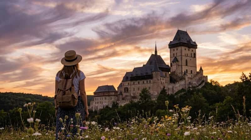 Depuis Prague : visite du château de Karlštejn et des grottes de Koněprusy