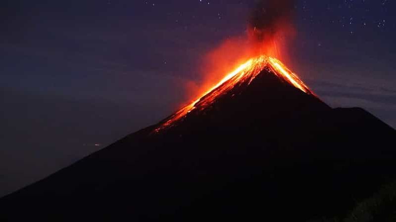 Au départ de Tropea : l'île de Panarea et le volcan Stromboli de nuit
