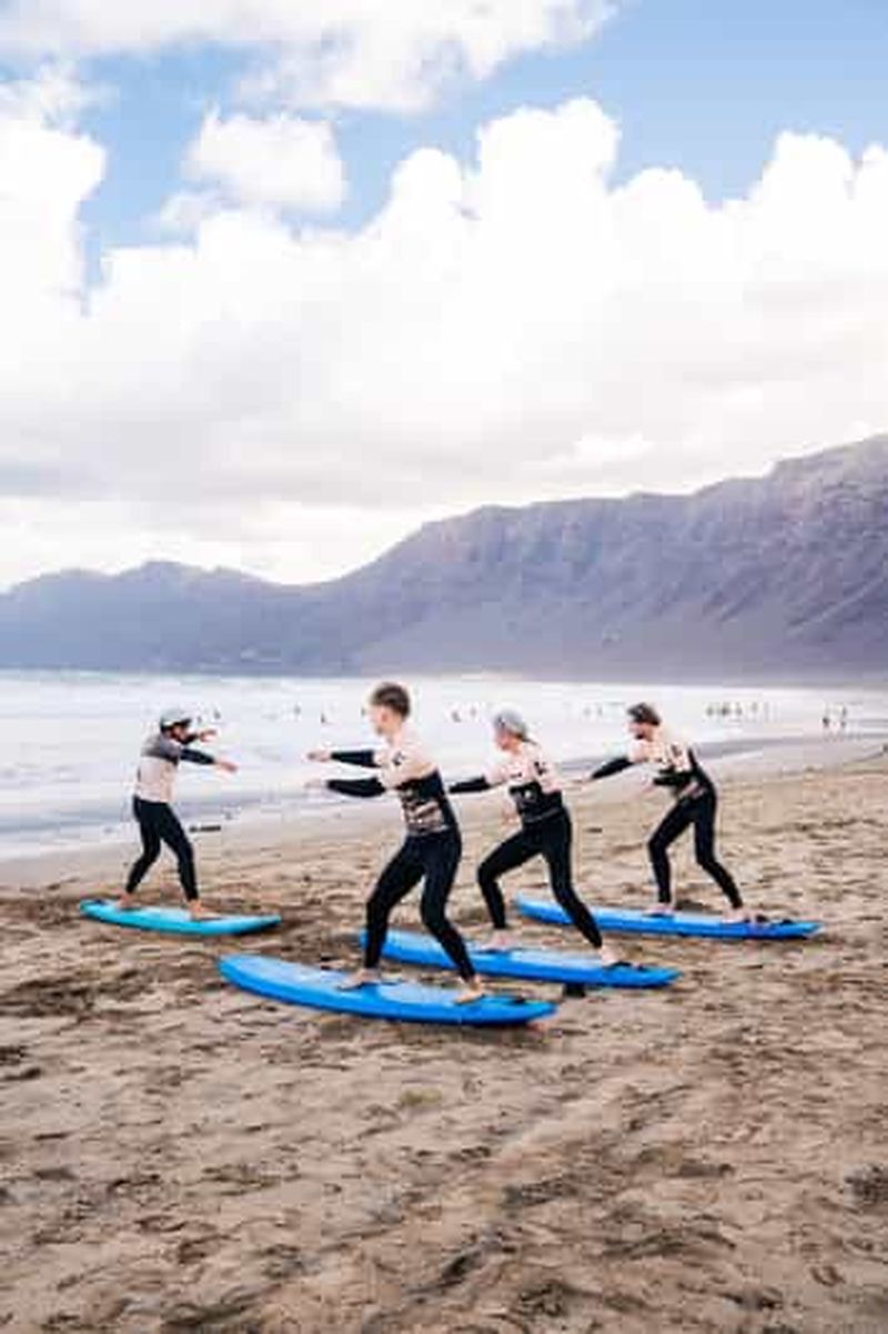 Cours de Surf en Groupe à Lanzarote, apprenez avec une equipe Locale