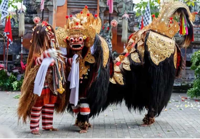 Bali : danse du Barong, villages d'artisans et cascade de Tegenungan